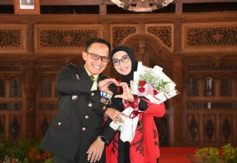 Peringatan Hari Ibu ke 95, Dandim 0802/Ponorogo Letkol Inf Hirta Juni Adriansyah bersama ibu