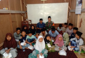 Berbagi kebahagiaan bersama anak yatim