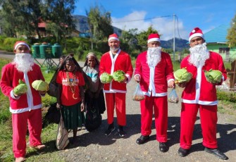 4 Santa Claus Tri Dharma 