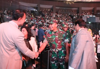 Danrem 052/Wkr Brigjen TNI Putranto Gatot saat memantau pengamanan misa Natal di gereja 
