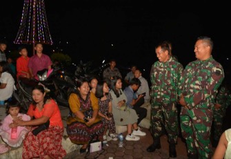 Danrem 023/KS Kolonel Inf Lukman Hakim saat patroli keamanan malam Natal