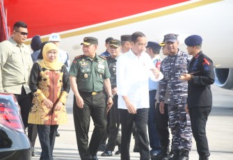 Pangdam V Brawijaya Mayjen TNI Rafael Granada saat menyambut kedatangan presiden Joko Widodo di Bandara Internasional Banyuwangi, Rabu (27/12)