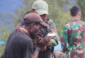 Suasana akrab dengan warga di Kabupaten Intan Jaya 