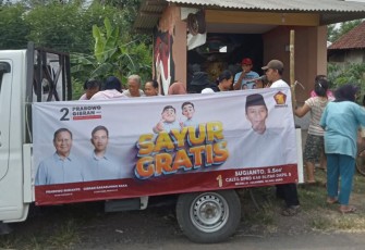 Situasi Warga Kabupaten Blitar Ambil Sayur, Makanan dan Susu Gratis dari Partai Gerindra