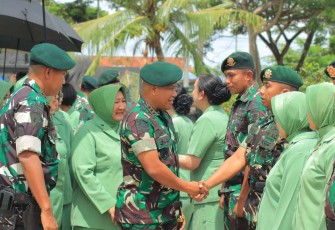 Pangkostrad Mayjen TNI Muhammad Saleh Mustafa saat menyalami prajuritnya di Yonif 755/Yalet, Merauke, Kamis (28/12(