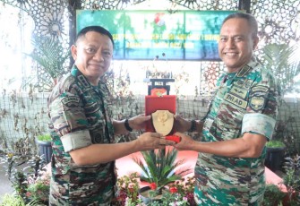 Kasrem 052/Wkr Kolonel Inf Indarto Kusnohadi saat memberikan cenderamata 