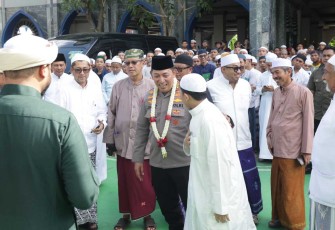 Kapolri Jenderal Listyo Sigit Prabowo saat mengunjungi Ponpes Dalwa di Pasuruan, Jawa Timur, (29/12)