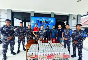 Lanal Nabire saat konferensi pers pengamanan miras ilegal