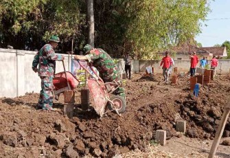 Karya bakti Koramil 0718-01/Pati peninggian lahan makam di Desa Sinoman 