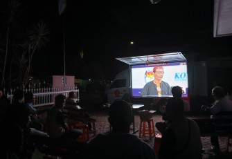Situasi Nobar Debat ke Dua untuk Pemilu 2024 di Kediaman Ketua DPC Partai Gerindra Kota Blitar Endro Hermono bersama Sejumlah Anggota Partai Gerindra Kota Blitar dan Wakil Ketua DPC Partai Gerindra Kabupaten Blitar Tomi Gandhi Sansongko (Foto : Faisal NR / Klikwarta.com)