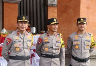 Kapolda Bali Irjen Pol Drs Putu Jayan Danu Putra saat pimpin kenaikan pangkat anggotanya. Senin (2/1)