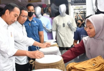 Presiden Joko Widodo meninjau Pasar Tanah Abang, Jakarta, pada Senin, 2 Januari 2023