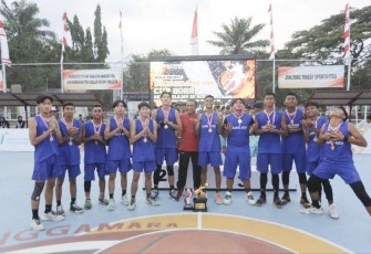 Pangdam IM Mayjen TNI Mohamad Hasan bersama pemenang turnamen bola basket, Senin (2/1)