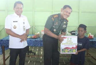 Dandim 1001/HSU-BLG Letkol Inf Dhuwi Hendradjaja saat memberikan bantuan ke warga 