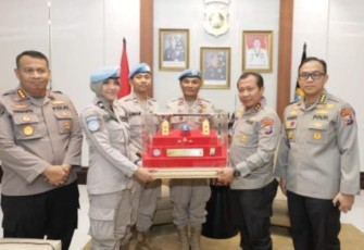 Kapolda Jatim Irjen Pol Toni Harmanto saat memberikan apresiasi personil dari tugas misi PBB, Kamis (5/1)