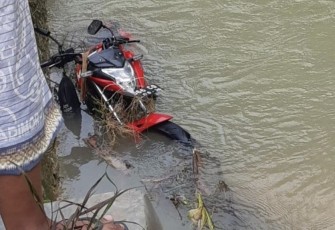 Kendaraan jenis motor roda dua ditemukan di bawah jembatan Desa Tegalsumur, Kecamatan Brati, Kabupaten Grobogan, Jawa Tengah, Jumat (6/1). Pemilik motor tersebut ditemukan dalam kondisi meninggal dunia setelah terseret banjir bandang yang dipicu oleh cuaca ekstrem.