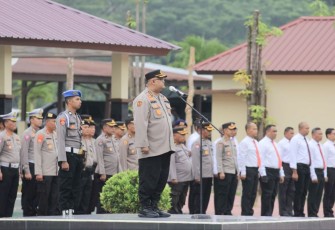Karo SDM Polda Sultra Kombes Danang Beny Kuspriyandono saat pimpin apel pagi di mapolda Sultra. Senin (9/1)