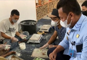 Kadivpas Banten Masjuno saat meninjau warga binaan di Lapas Pemuda Tangerang, Selasa (10/1)