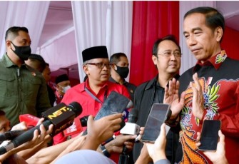 Presiden Joko Widodo memberikan keterangan usai menghadiri acara Peringatan Hari Ulang Tahun (HUT) ke-50 PDI Perjuangan di JIExpo Kemayoran, Jakarta, pada hari Selasa, 10 Januari 2023