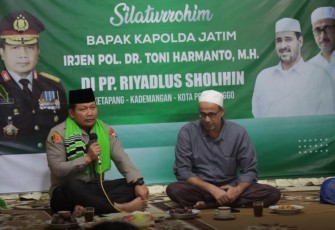 Kapolda Jatim Irjen Pol Toni Harmanto saat silaturahmi di ponpes Riyadlhus Solihin Ponorogo, Rabu (11/1) 