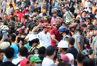 Presiden Joko Widodo menghabiskan pagi dengan bersepeda di kawasan hari bebas kendaraan bermotor atau car free day (CFD) Sudirman-Thamrin, Jakarta, pada Minggu, 15 Januari 2023