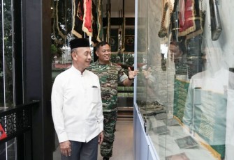 Pangdam Jaya Mayjen TNI Untung Budiharto bersama Jenderal TNI (Pur) Mulyono saat mengunjungi museum Jayakarta, Jum'at (20/1)