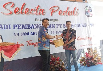 Dirut PT. Selecta Sujud Hariadi, saat memberikan santunan secara simbolis.