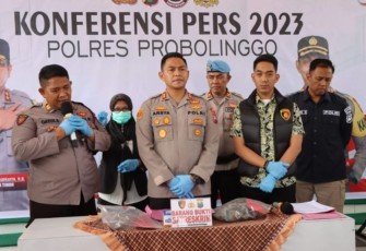 Kapolres Probolinggo AKBP Teuku Arsya Khadafi saat memberikan keterangan pers, Jum'at (20/1)