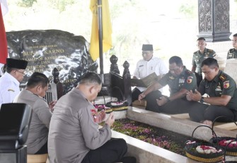 Pangdam V Brawijaya Mayjen TNI Farid Makruf saat ziarah ke makam bung Karno di Blitar 