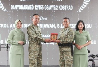 Danmenarmed 2 Kostrad Kolonel Arm Joko Setiyo Kurniawan saat memberikan cenderamata 