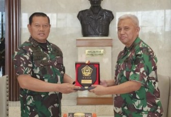 Panglima TNI Laksamana Yudo Margono saat memberikan cenderamata kepada JAM-Pidmil Laksamana Madya TNI Anwar Saadi