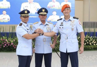 Pangkoopsud I Marsda TNI Bambang Gunarto bersama Danlanud BNY Letkol Pnb Yosi Hadi Wiyanto usai sertijab 