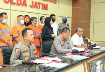 Kabid Humas Polda Jatim Kombes Dirmanto saat memberikan keterangan pers 