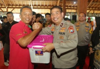 Wakapolda Jatim  Brigjen Pol Slamet Hadi saat memberikan bantuan di Mojokerto 