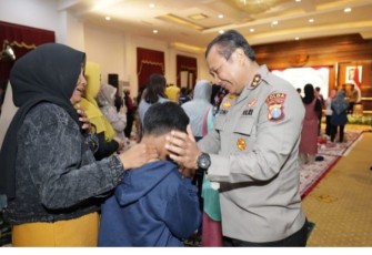 Kapolda Jatim Irjen Pol Toni Harmanto saat memberikan motivasi kepada keluarga korban tragedi Kanjuruhan 