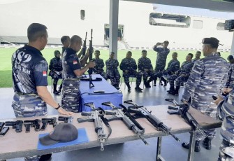 Prajurit Kolinlamil Latihan Bongkar Pasang Senjata 