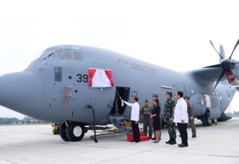 Presiden Joko Widodo menyaksikan langsung penyerahan pesawat C-130J-30 Super Hercules A-1339 dan C-130H A-1315 oleh Menteri Pertahanan Prabowo Subianto kepada Panglima TNI Laksamana Yudo Margono di Pangkalan TNI AU Halim Perdanakusuma, Jakarta, pada Rabu, 8 Maret 2023