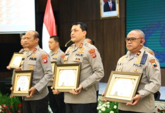 Kapolda Kalteng Irjen Pol Drs Nanang Avianto (kiri) saat menerima penghargaan 