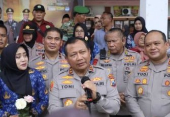 Kapolda Jatim Irjen Pol Toni Harmanto saat memberikan keterangan pers dalam Jum'at curhat 