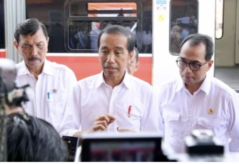 Presiden Joko Widodo menyampaikan keterangannya kepada awak media usai meninjau fasilitas di Stasiun Rammang-Rammang, Kabupaten Maros pada Rabu, 29 Maret 2023