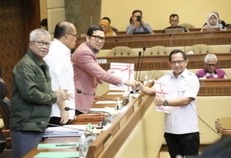 Mendagri Tito Karnavian saat menyerahkan RUU 8 Provinsi ke Komisi II DPR RI 
