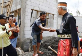 Ganjar Pranowo saat meninjau ruspin Program Tuku Lemah Oleh Omah