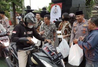 Kabid Humas Polda Jatim Kombes Dirmanto saat memberikan takjil