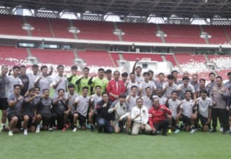 Presiden Jokowi foto bersama Tim U-20 dan U-22 Indonesia, Sabtu (1/4)