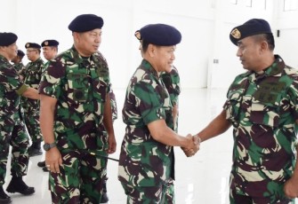 Pangkoarmada III Laksda TNI Agus Hariadi memberikan ucapan selamat kenaikan pangkat prajuritnya 