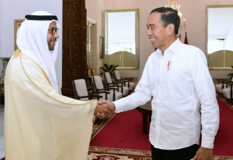 Presiden Joko Widodo menerima Duta Besar Persatuan Emirat Arab (PEA) untuk Republik Indonesia, Abdulla Salem Al Dhaheri, di Istana Merdeka, Jakarta, pada Selasa, 4 April 2023