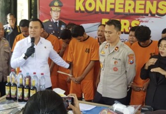 Polres Nganjuk menggelar konferensi pers terkait kasus pengeroyokan dan pelemparan rumah warga 