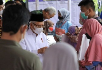 Wapres RI KH Ma'ruf Amin saat mengunjungi desa Kangkung Kecamatan Mranggen Kabupaten Demak, Selasa (4/4)