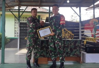 Dansatgas Yonarmed 19/105 Trk Bogani Letkol Arm Edi Yulian Budiargo saat memberikan penghargaan prajuritnya yang berprestasi 