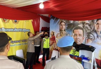 Kapolresta Mojokerto Wiwit Adisatria saat meninjau posyan Shazam, Kamis (20/4)
